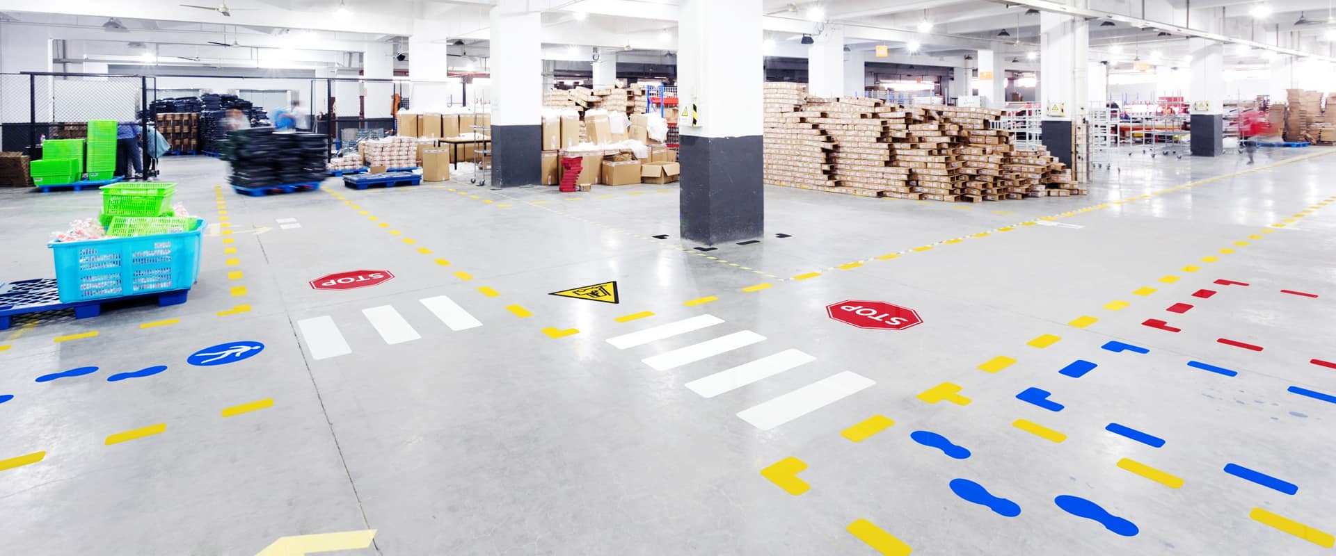 express delivery storage room interior in factory Znaczniki w magazynie